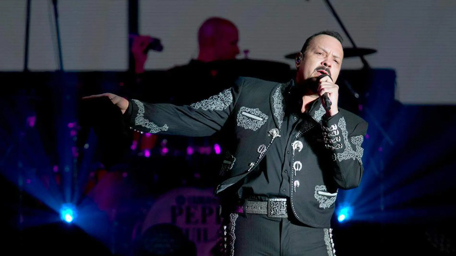 Pepe aguilar en concierto